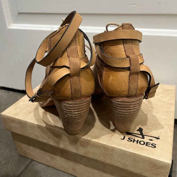 J shoes Carson leather booties. Size 8.5. Excellent used condition. - Picture 4 of 7